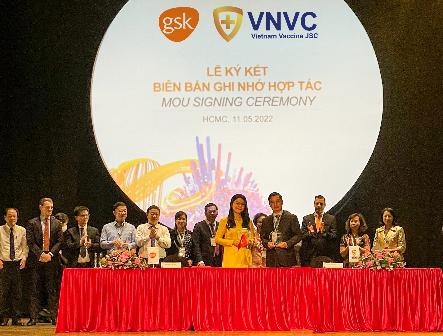 GSK và VNVC ký hợp tác đưa thêm nhiều vắc xin mới, số lượng lớn về Việt Nam - Ảnh 1.