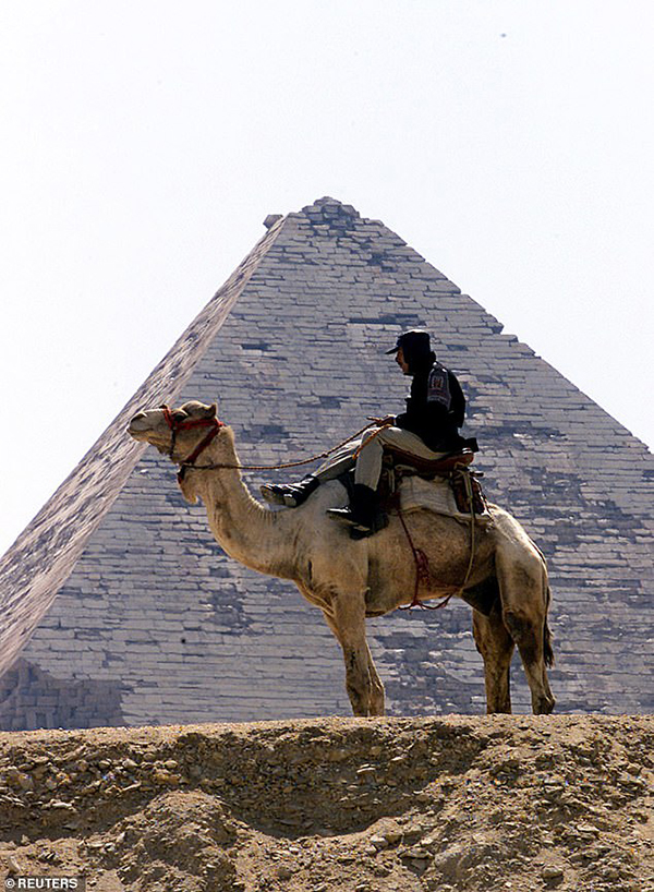 Ai Cập mạnh tay xử lý nhóm đeo bám, quấy rối du khách tại kim tự tháp Giza - Ảnh 6.