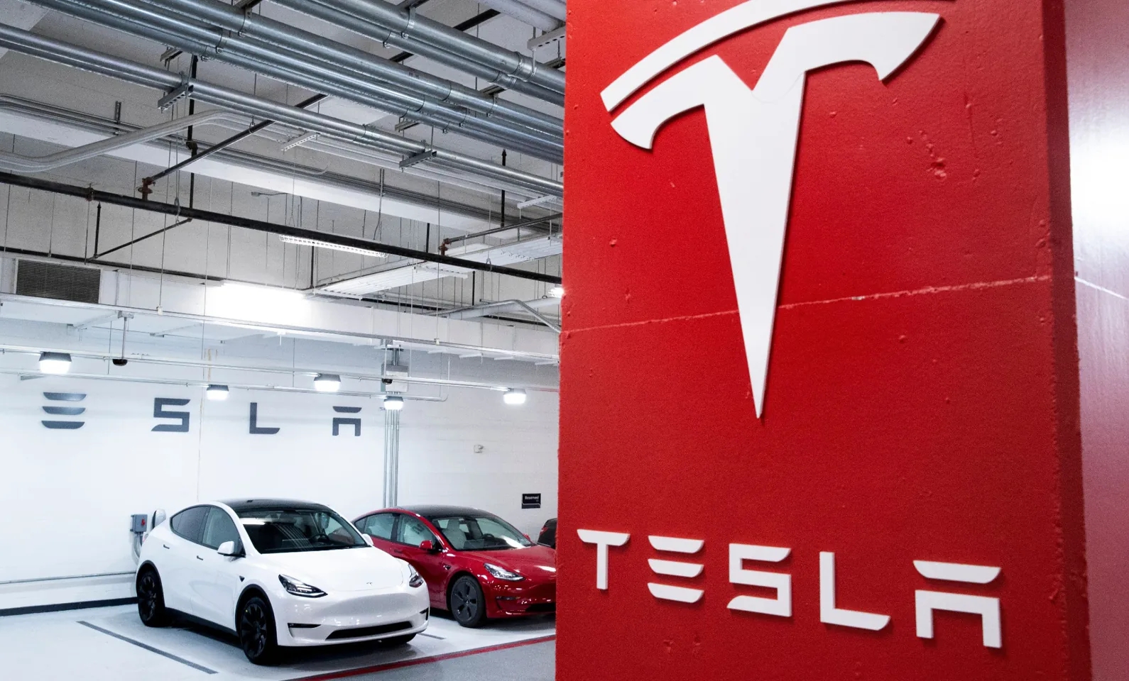 Tesla sued the former engineer for allegedly stealing the secrets of his supercomputer.  Photo: @AFP.