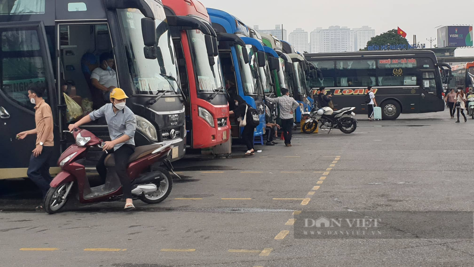 Giá xăng dầu tăng cao kỷ lục: Doanh nghiệp vận tải &quot;gồng mình&quot; chịu lỗ - Ảnh 1.