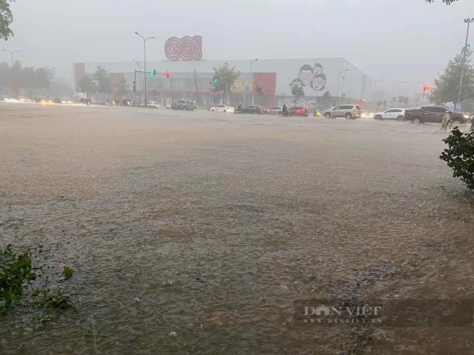 Lào Cai: Mưa lớn, nhiều nơi chìm trong biển nước - Ảnh 3.