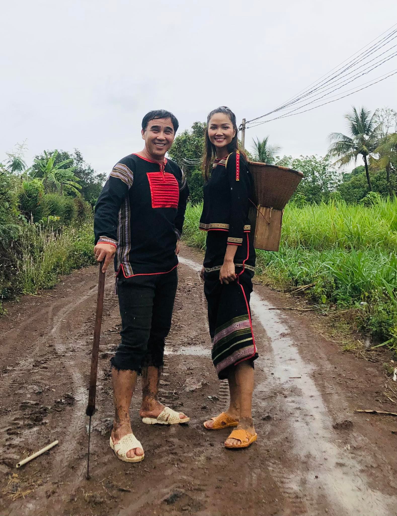 Hoa hậu H'Hen Niê cùng MC Quyền Linh lái máy cày về quê tìm lại 'tuổi thơ dữ dội' - Ảnh 2.