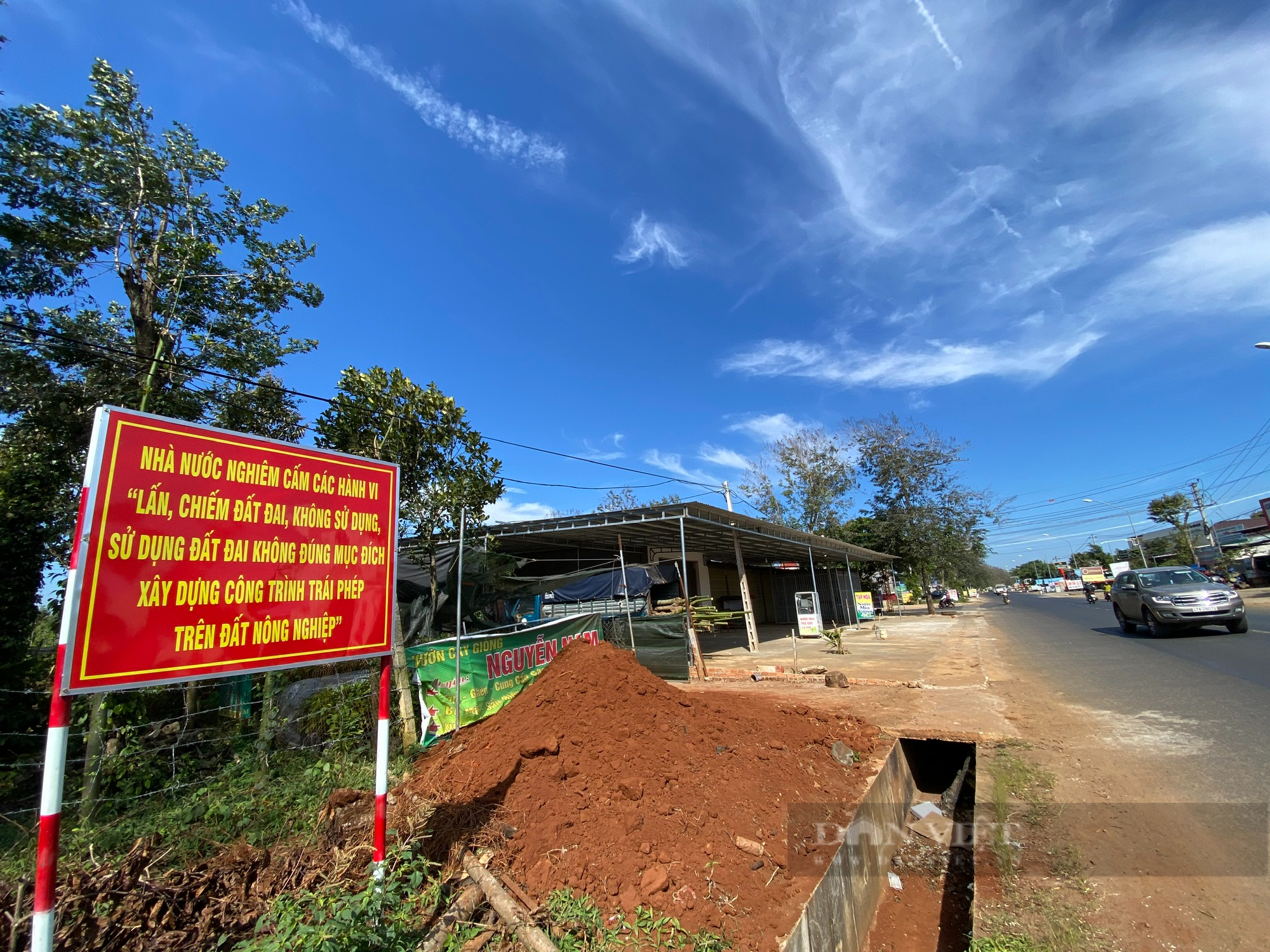 Đắk Lắk: Cưỡng chế 64 trường hợp xây nhà, chiếm đất của công ty cà phê - Ảnh 2.