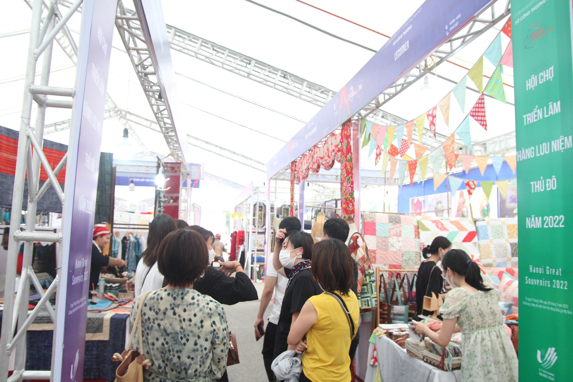 Du khách nước ngoài hào hứng với các sản phẩm thủ công tại hội chợ triển lãm hàng lưu niệm Thủ đô 2022 - Ảnh 3.