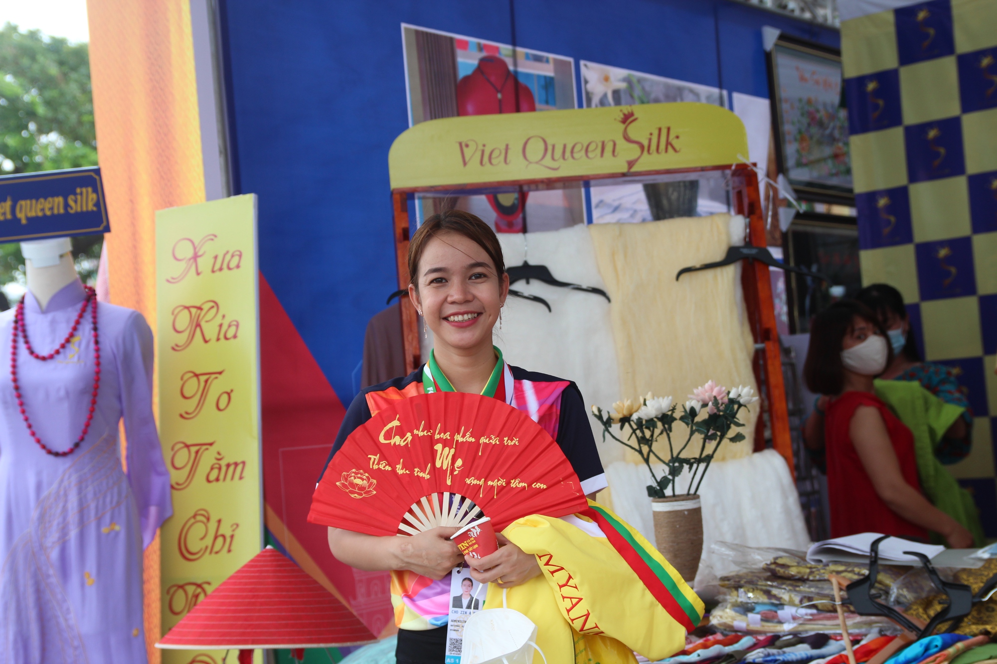 Du khách nước ngoài hào hứng với các sản phẩm thủ công tại hội chợ triển lãm hàng lưu niệm Thủ đô 2022 - Ảnh 7.
