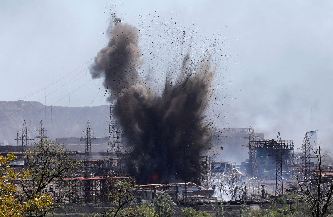 Azovstal steel factory received 38 air strikes in 24 hours, Ukraine wanted to use Russian prisoners of war in exchange for resistance troops - Photo 1.