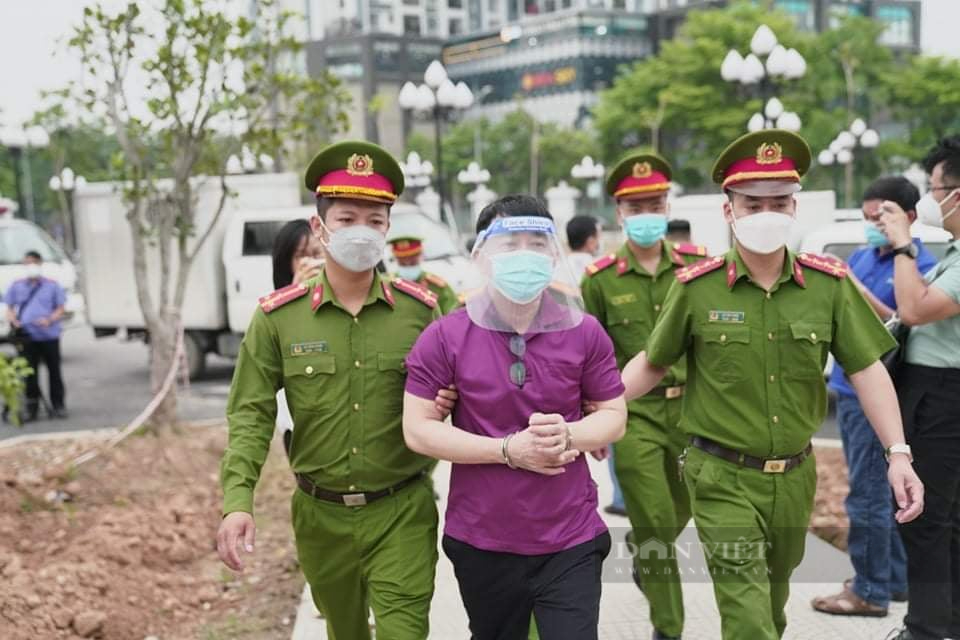 CLIP: Cảnh sát dẫn giải cựu Thứ trưởng Bộ Y tế Trương Quốc Cường đến tòa - Ảnh 4.