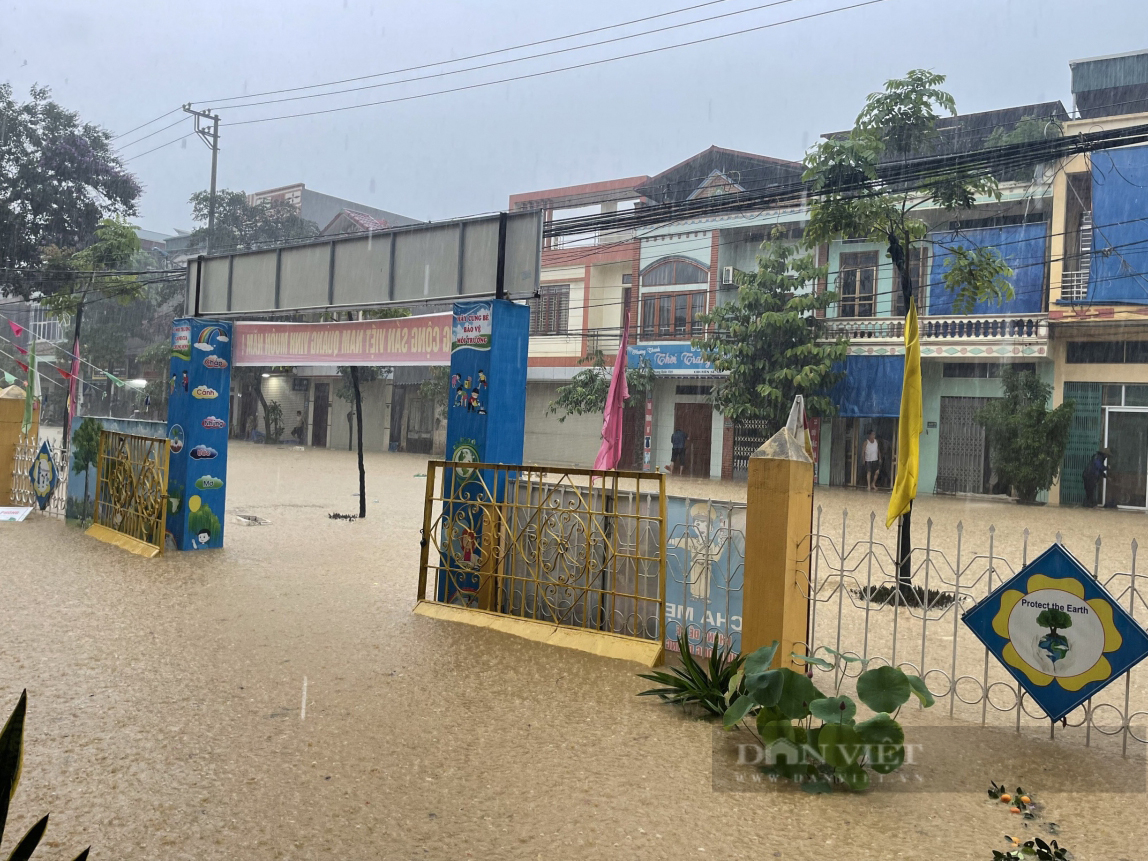 Lào Cai: Mưa lớn, nhiều nơi chìm trong biển nước - Ảnh 6.