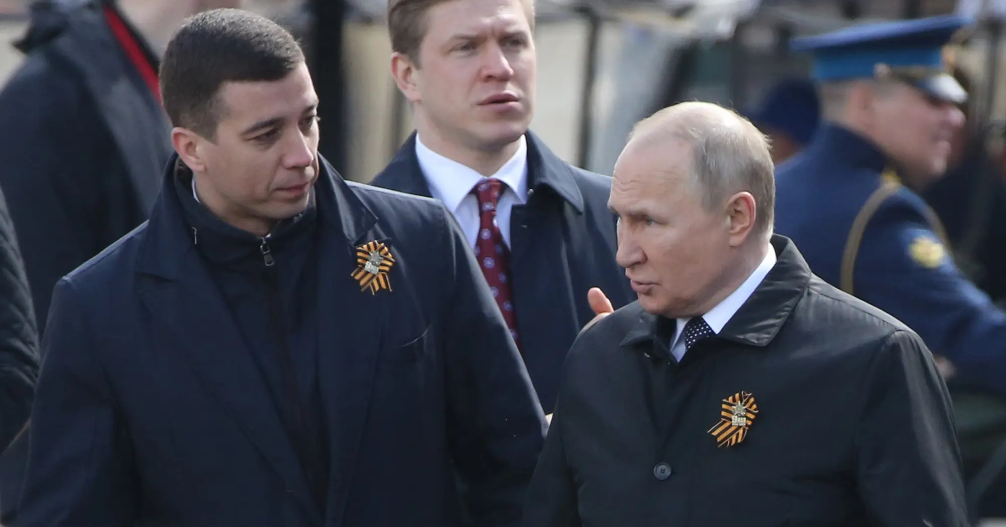 Video of a mysterious young man talking very closely with President Putin