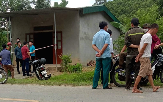 Phát hiện người đàn ông tử vong trên giường với nhiều vết máu dưới sàn nhà