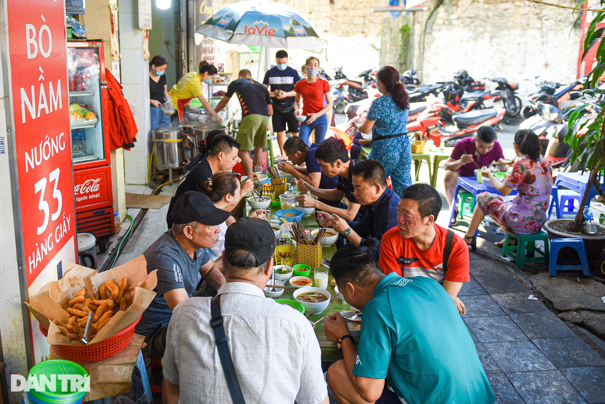 Ẩm thực Hà Nội: Món quà sáng đặc biệt, chỉ trong vài giờ buổi sáng bán được 400 bát   - Ảnh 1.