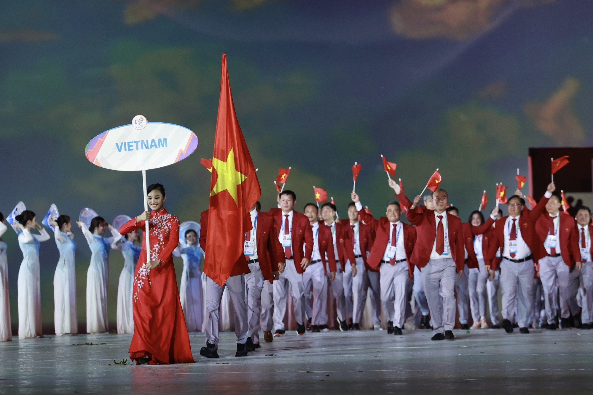 Những khoảnh khắc ấn tượng và đầy màu sắc tại Lễ Khai mạc SEA Games 31 - Ảnh 5.