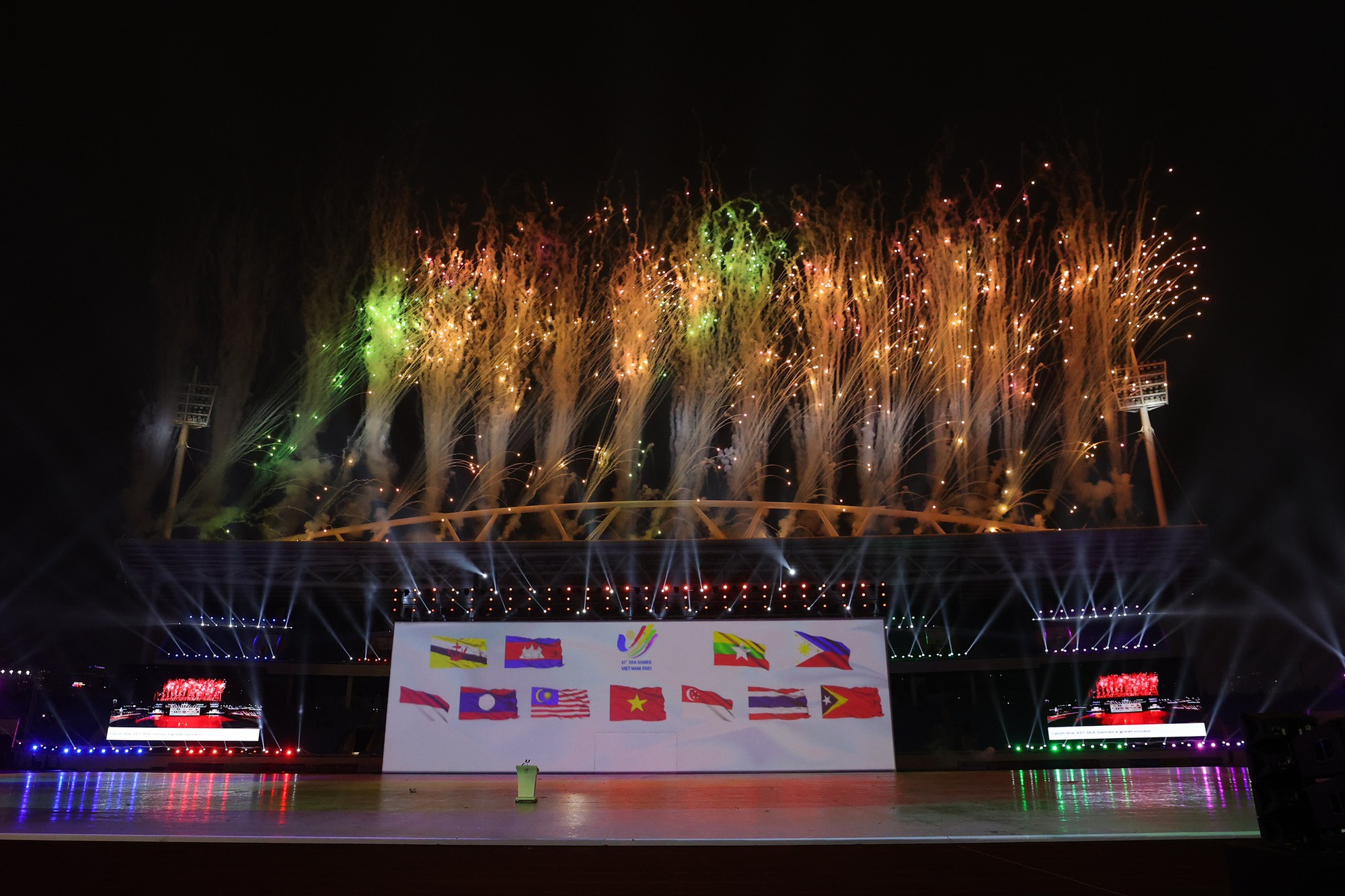 Những khoảnh khắc ấn tượng và đầy màu sắc tại Lễ Khai mạc SEA Games 31 - Ảnh 18.