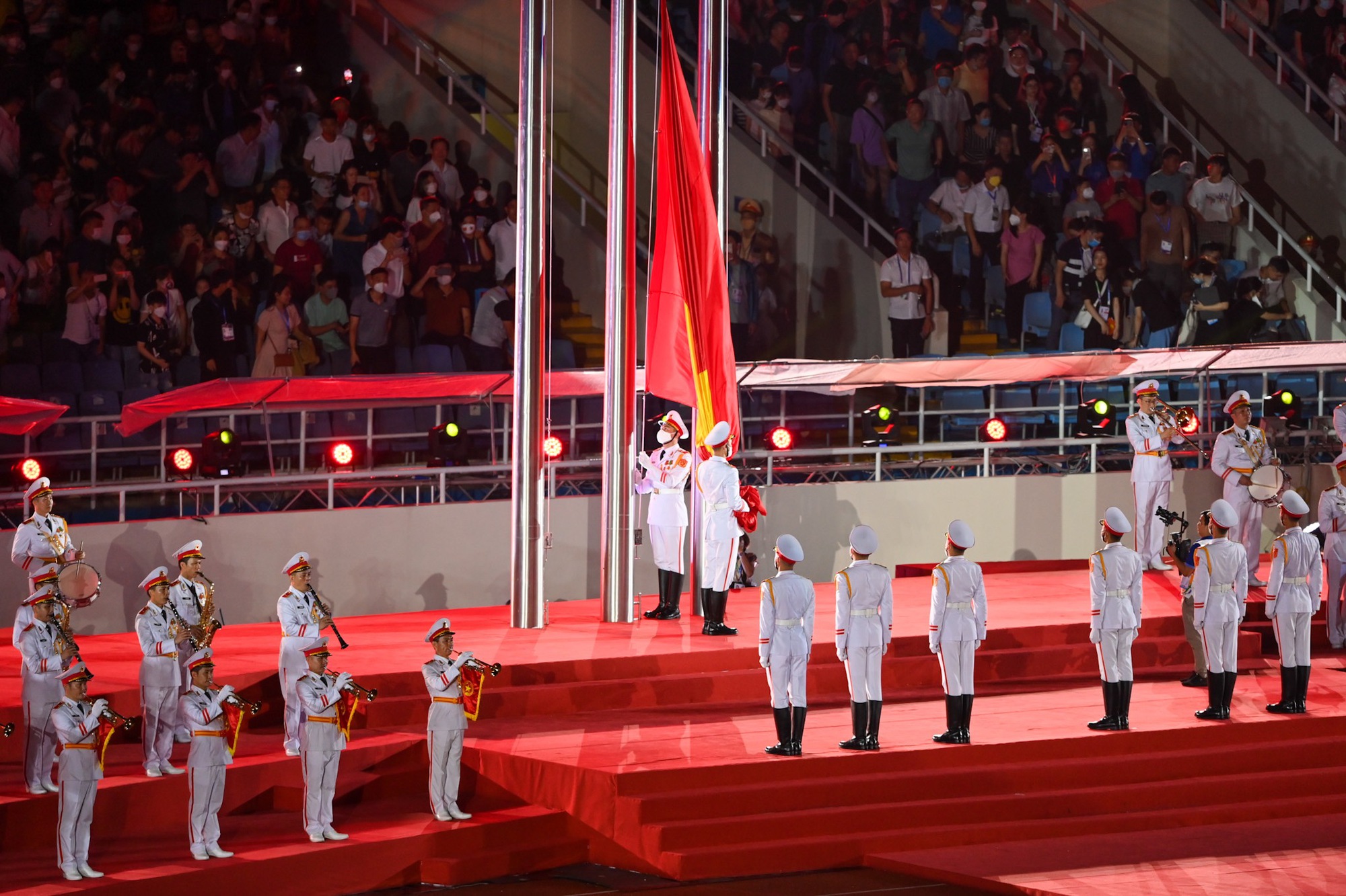 Những khoảnh khắc ấn tượng và đầy màu sắc tại Lễ Khai mạc SEA Games 31 - Ảnh 4.