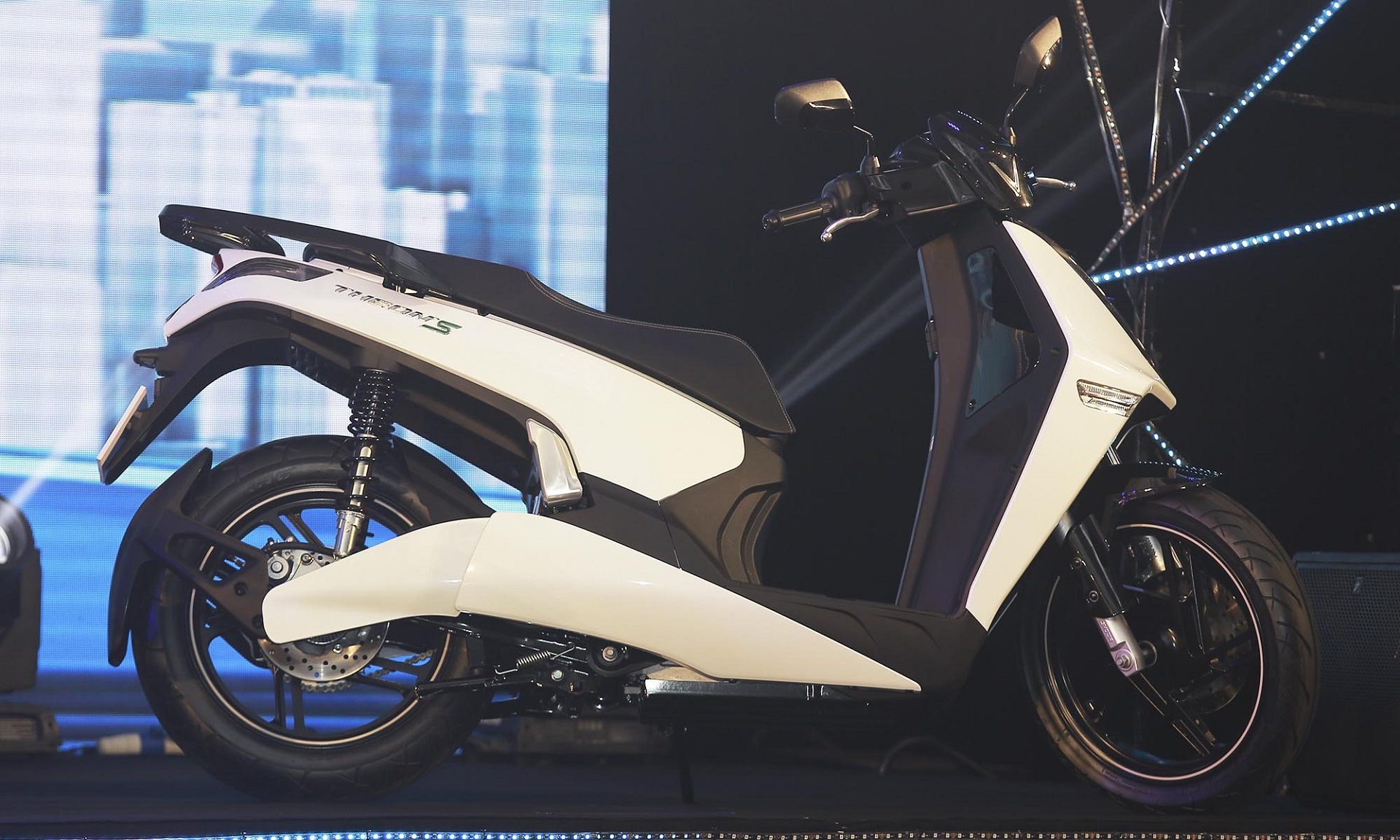 VinFast Theon S - a high-class smart electric motorbike for Vietnamese people - Photo 1.