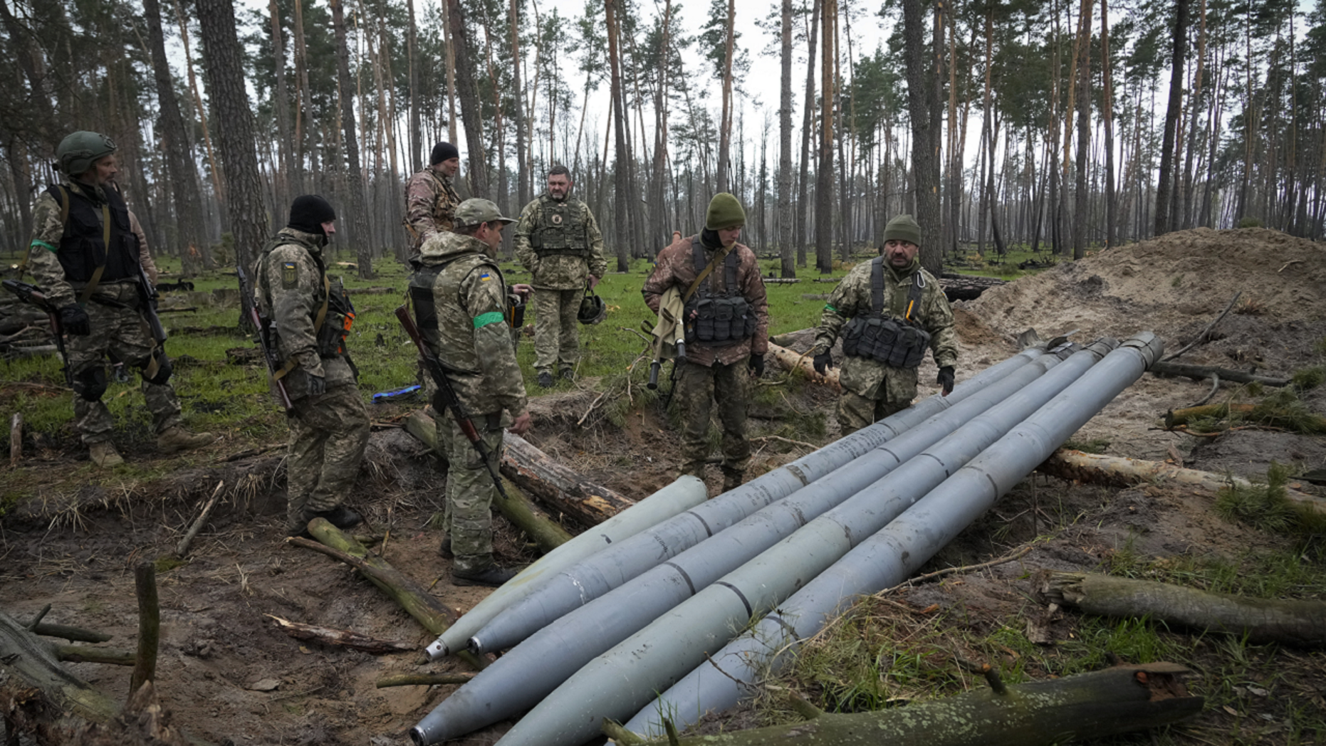 Nước NATO đầu tiên chính thức cho phép 100 công dân tham chiến với quân đội Ukraine - Ảnh 1.