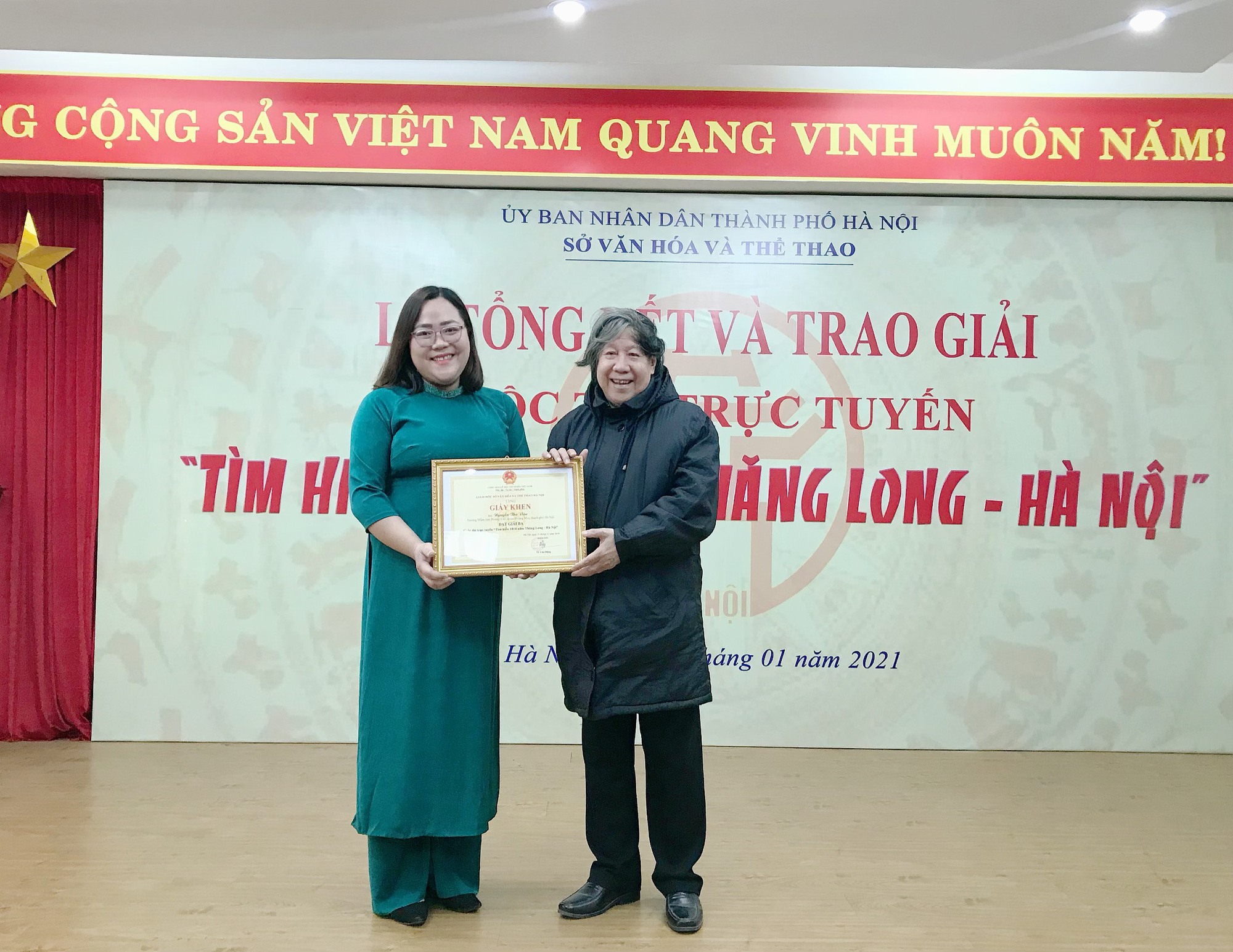 Cô giáo mầm non đa tài &quot;gì cũng biết&quot;, buổi tối chở 2 con đi tặng đồ cho người vô gia cư - Ảnh 4.