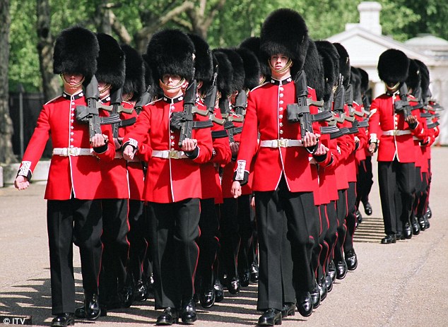 Bí mật đội vệ binh hoàng gia Anh luôn mặc quân phục màu đỏ - Ảnh 2.