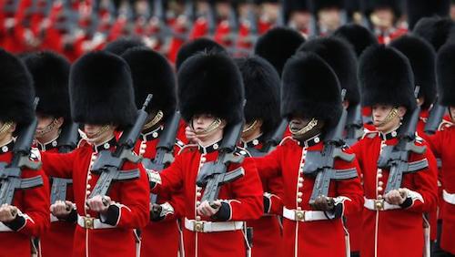 Bí mật đội vệ binh hoàng gia Anh luôn mặc quân phục màu đỏ - Ảnh 6.