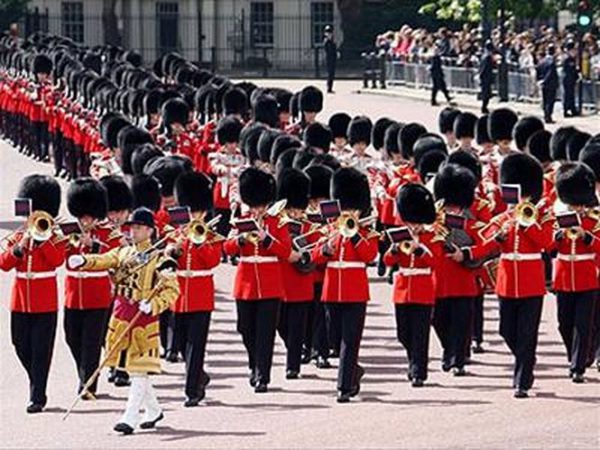 Bí mật đội vệ binh hoàng gia Anh luôn mặc quân phục màu đỏ - Ảnh 8.