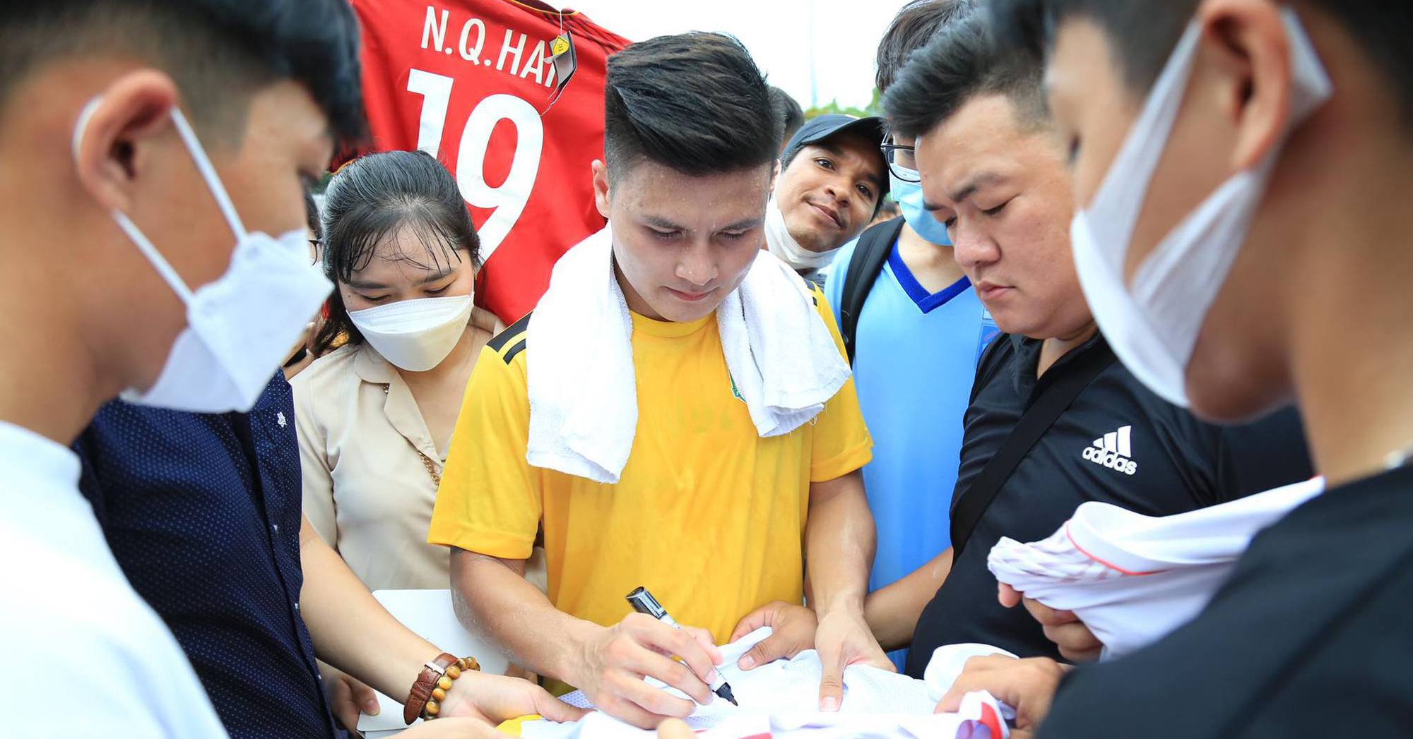Wearing the shirt of Can Tho club, Quang Hai was surrounded by fans