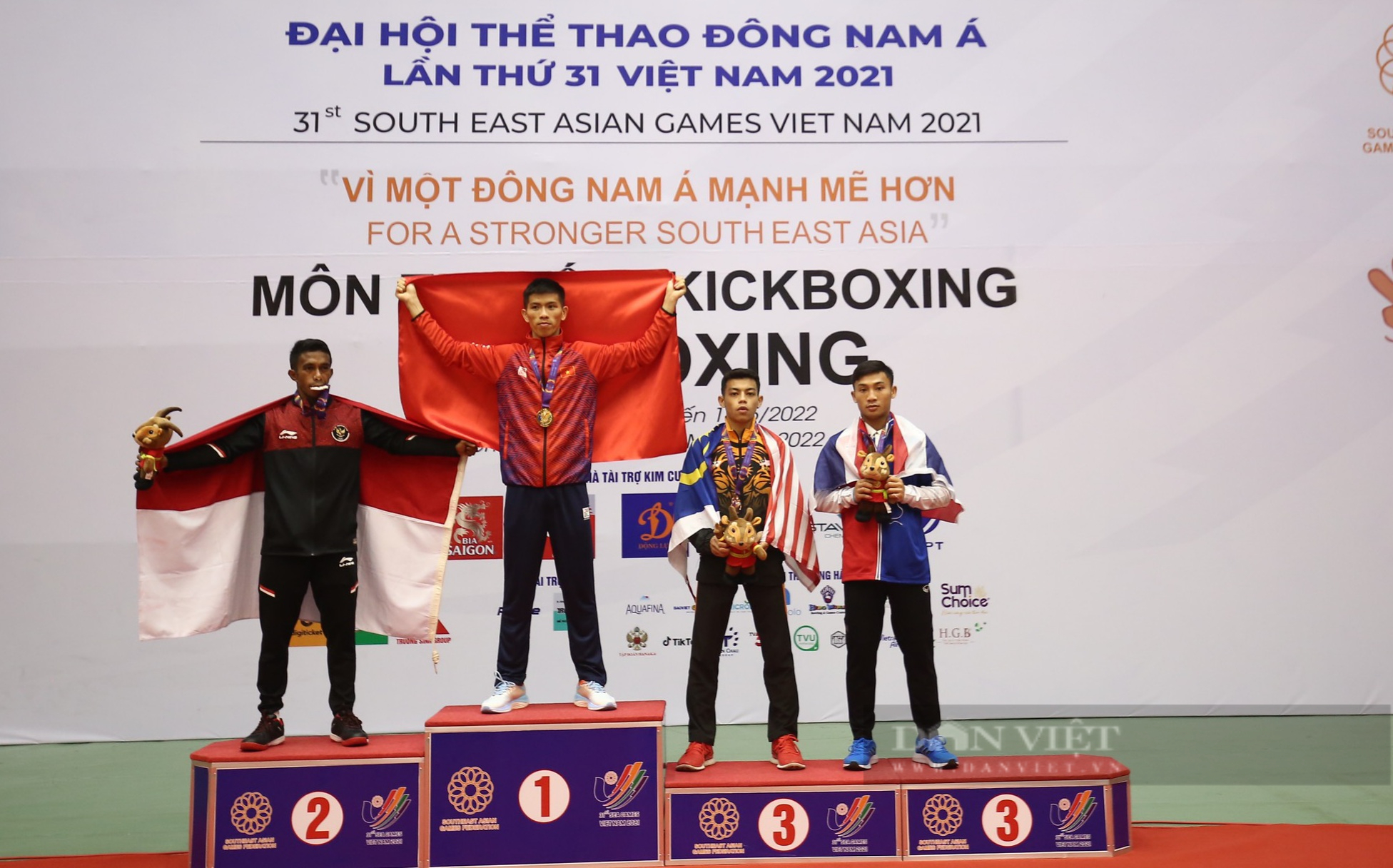 Clip: Huỳnh Anh Tuấn nói gì sau khi tiếp tục bảo vệ chức vô địch Kickboxing tại SEA games 31 - Ảnh 5.