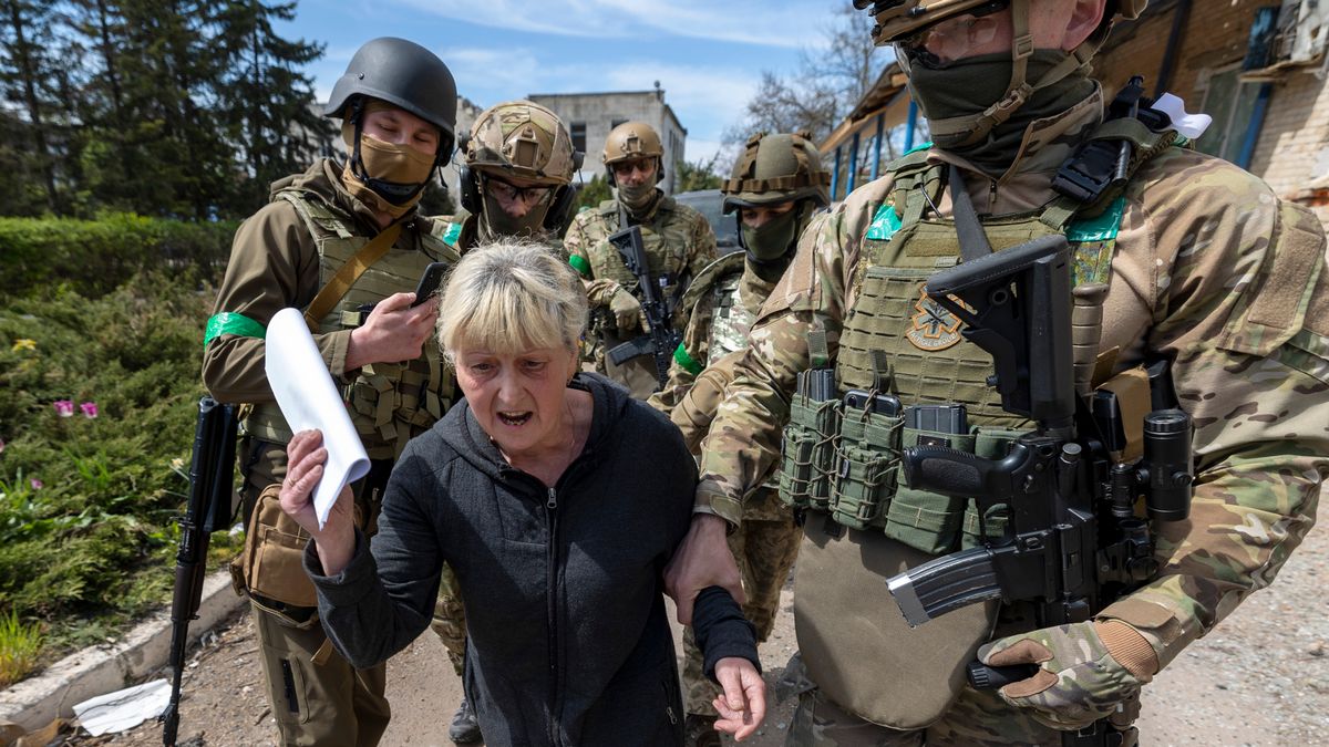 Ukrainian special forces aggressively hunted Russian 'spies' across the country, arresting a woman 'indicating' - Photo 1.