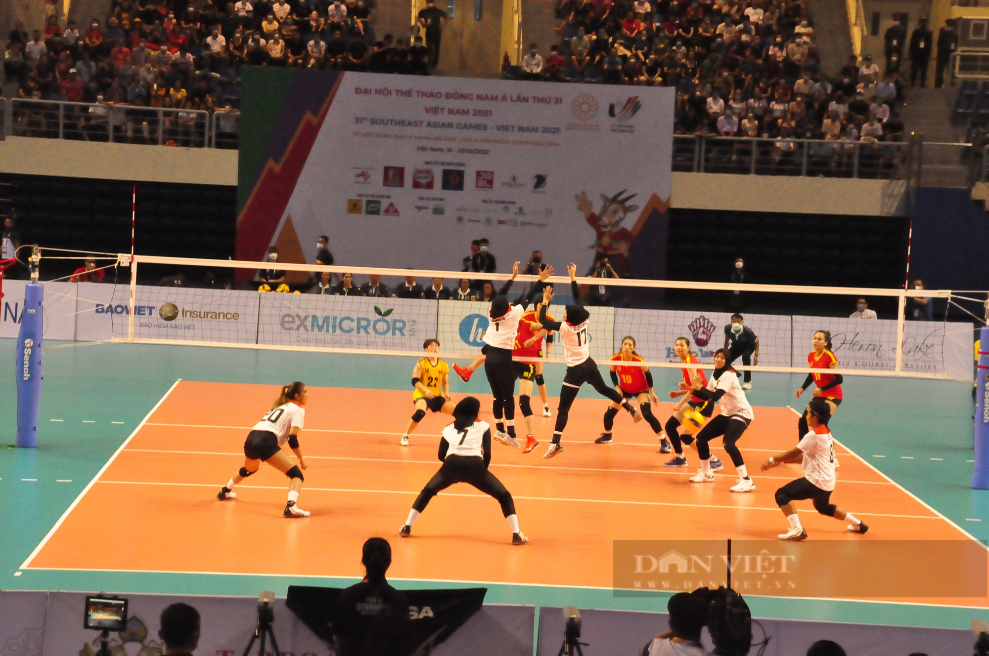 CĐV phủ kín nhà thi đấu ở Quảng Ninh, cổ vũ bóng chuyền nữ cực sung - Ảnh 10.