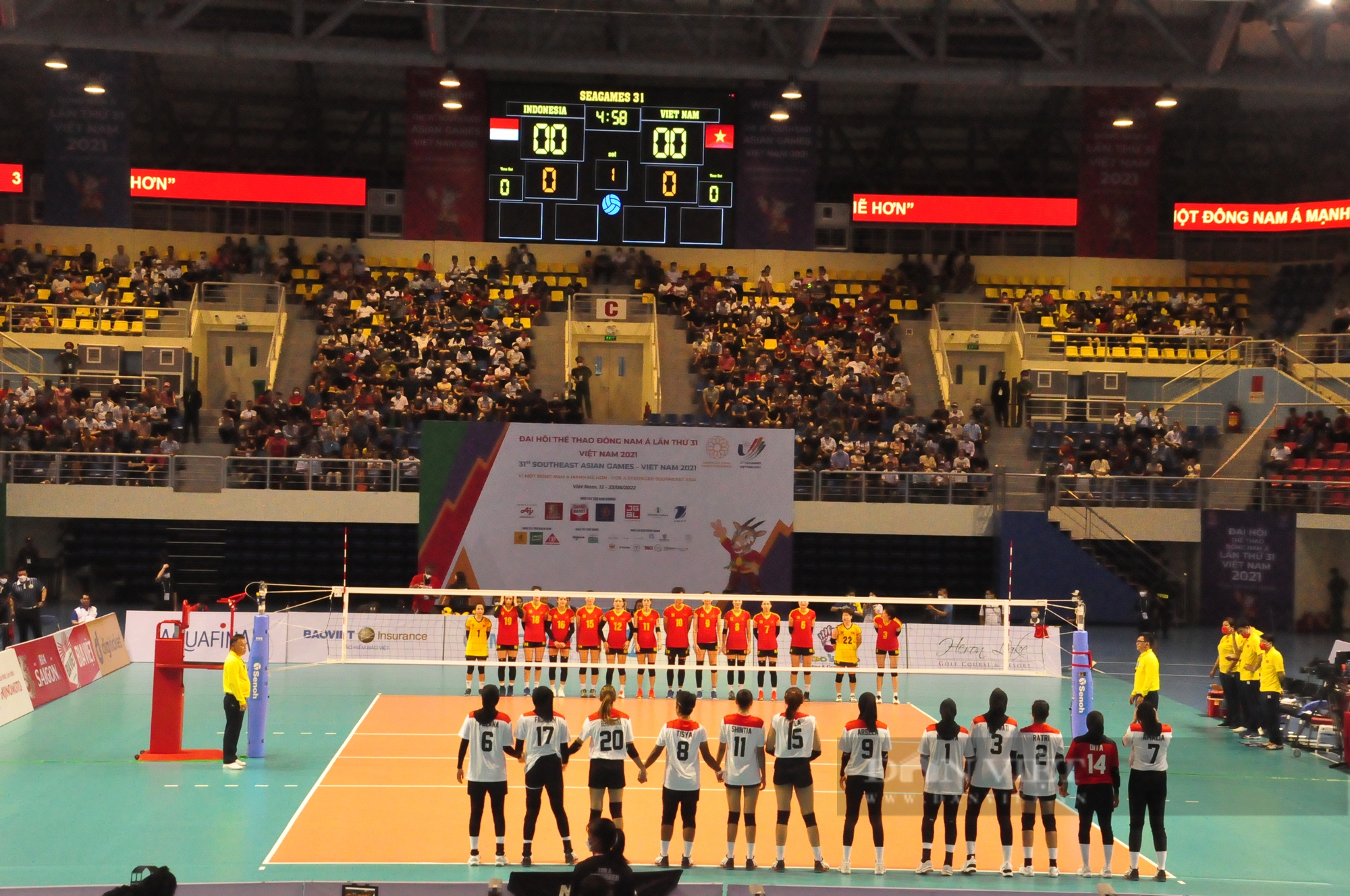 Fans covered the gymnasium in Quang Ninh, cheering for women's volleyball - Photo 4.