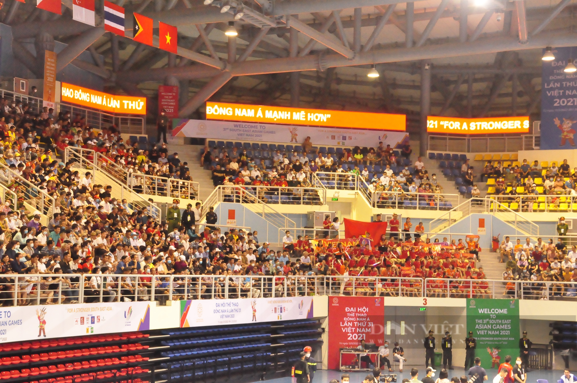 Fans covered the gymnasium in Quang Ninh, cheering for women's volleyball - Photo 6.