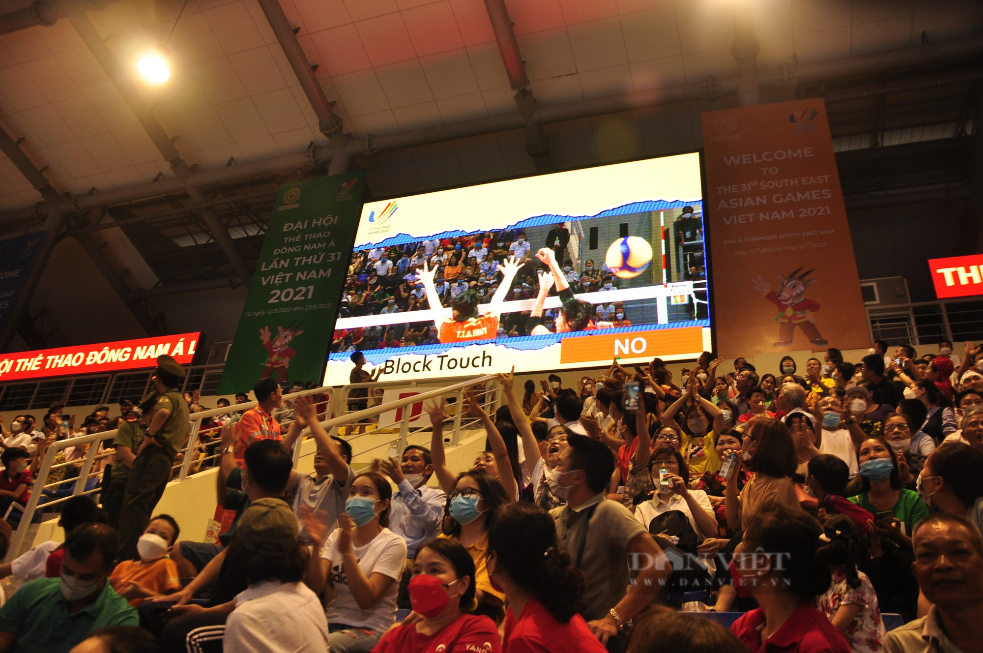 CĐV phủ kín nhà thi đấu ở Quảng Ninh, cổ vũ bóng chuyền nữ cực sung - Ảnh 9.