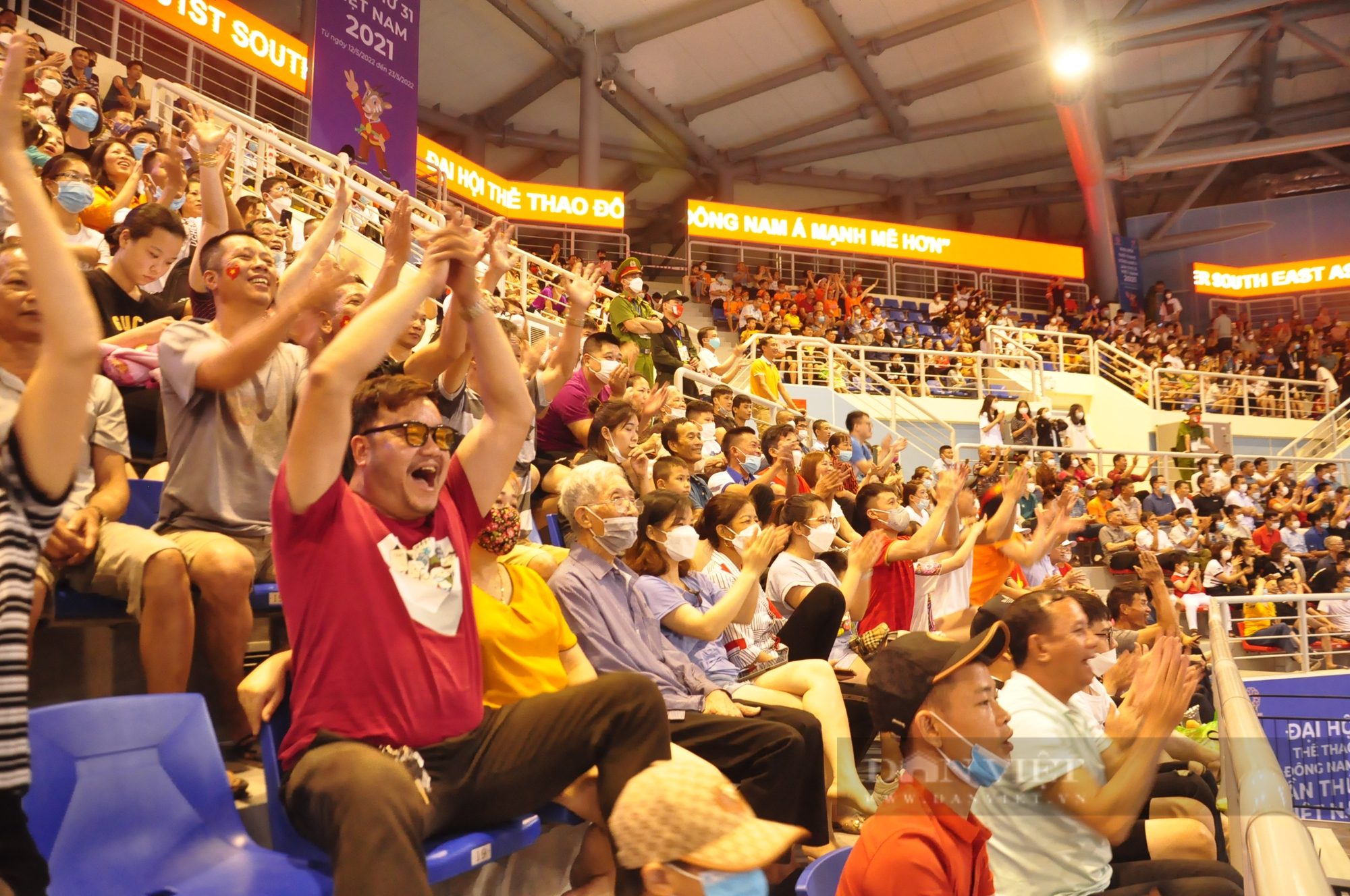 Fans covered the gymnasium in Quang Ninh, cheering for women's volleyball - Photo 7.