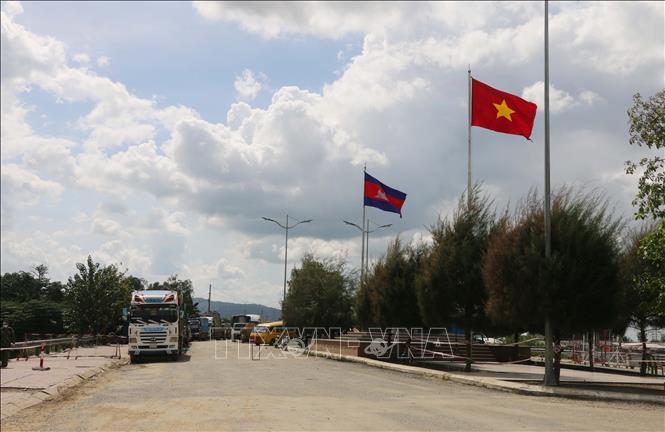 Campuchia nhất trí cùng Việt Nam nối lại tuyến du lịch bằng đường bộ và hàng không - Ảnh 1.