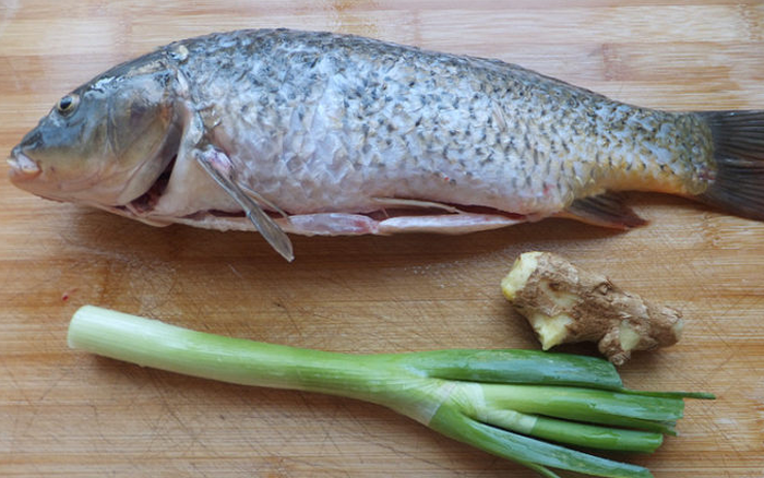 Washing fish with salt and ginger is not enough, do one more step to remove the fishy smell - Photo 2.