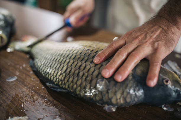 Washing fish with salt and ginger is not enough, do one more step to remove the fishy smell - Photo 1.