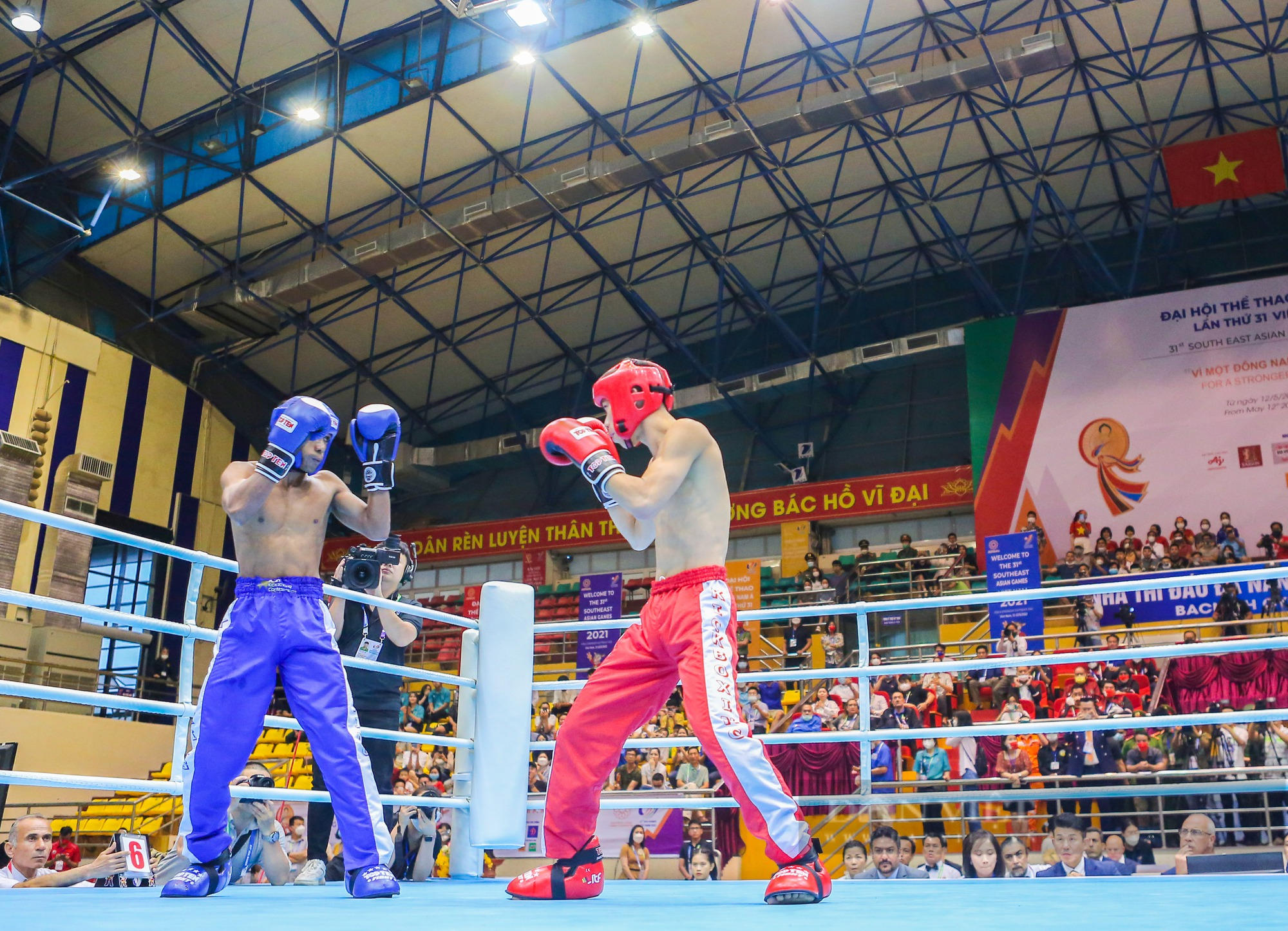 Clip: Huỳnh Anh Tuấn nói gì sau khi tiếp tục bảo vệ chức vô địch Kickboxing tại SEA games 31 - Ảnh 1.