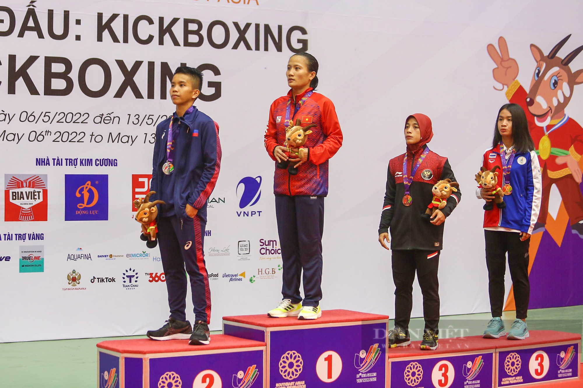 VĐV Kickboxing Hằng Nga xúc động giành chiến thắng cho người mẹ ở quê nhà - Ảnh 7.