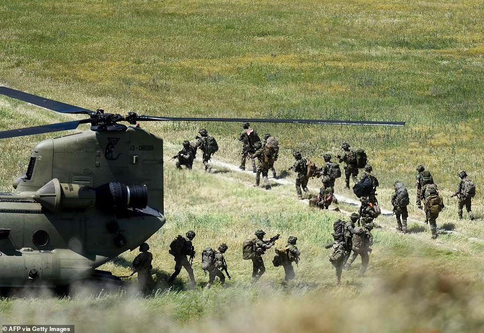 NATO điều động hàng nghìn binh sĩ của 19 quốc gia rầm rộ tập trận khoe 'cơ bắp' nắn gân Nga - Ảnh 1.
