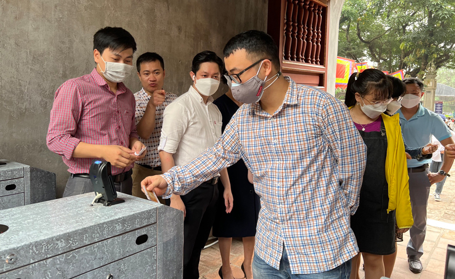 Temple of Literature - Quoc Tu Giam launches electronic ticket system - Photo 1.