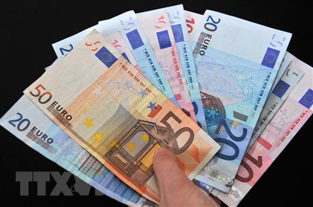 Giá trị đồng euro giảm xuống mức thấp nhất trong 5 năm qua - Ảnh 1.