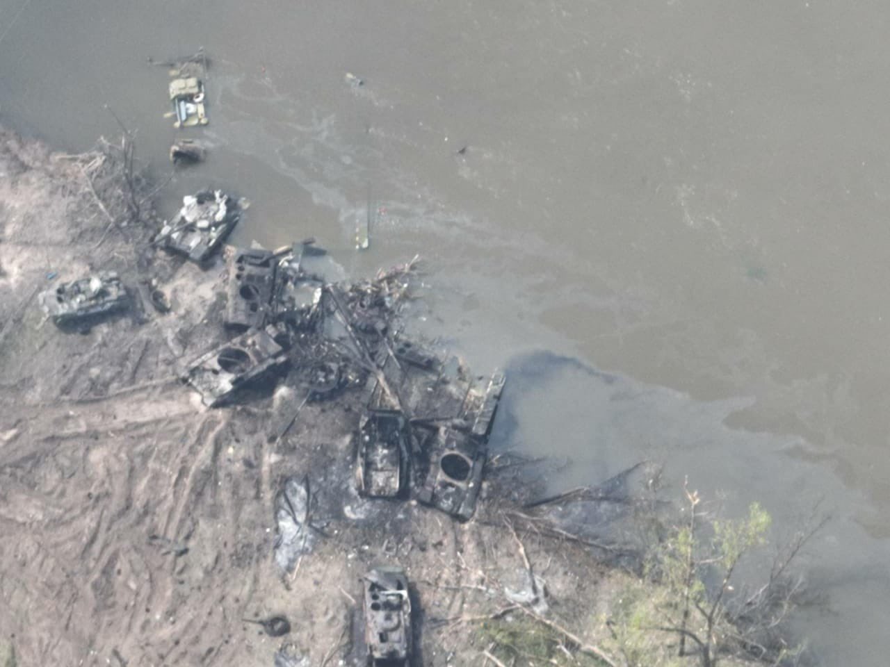 Ukraine khoe ảnh hàng chục xe tăng Nga bị tiêu diệt khi cố vượt sông - Ảnh 1.
