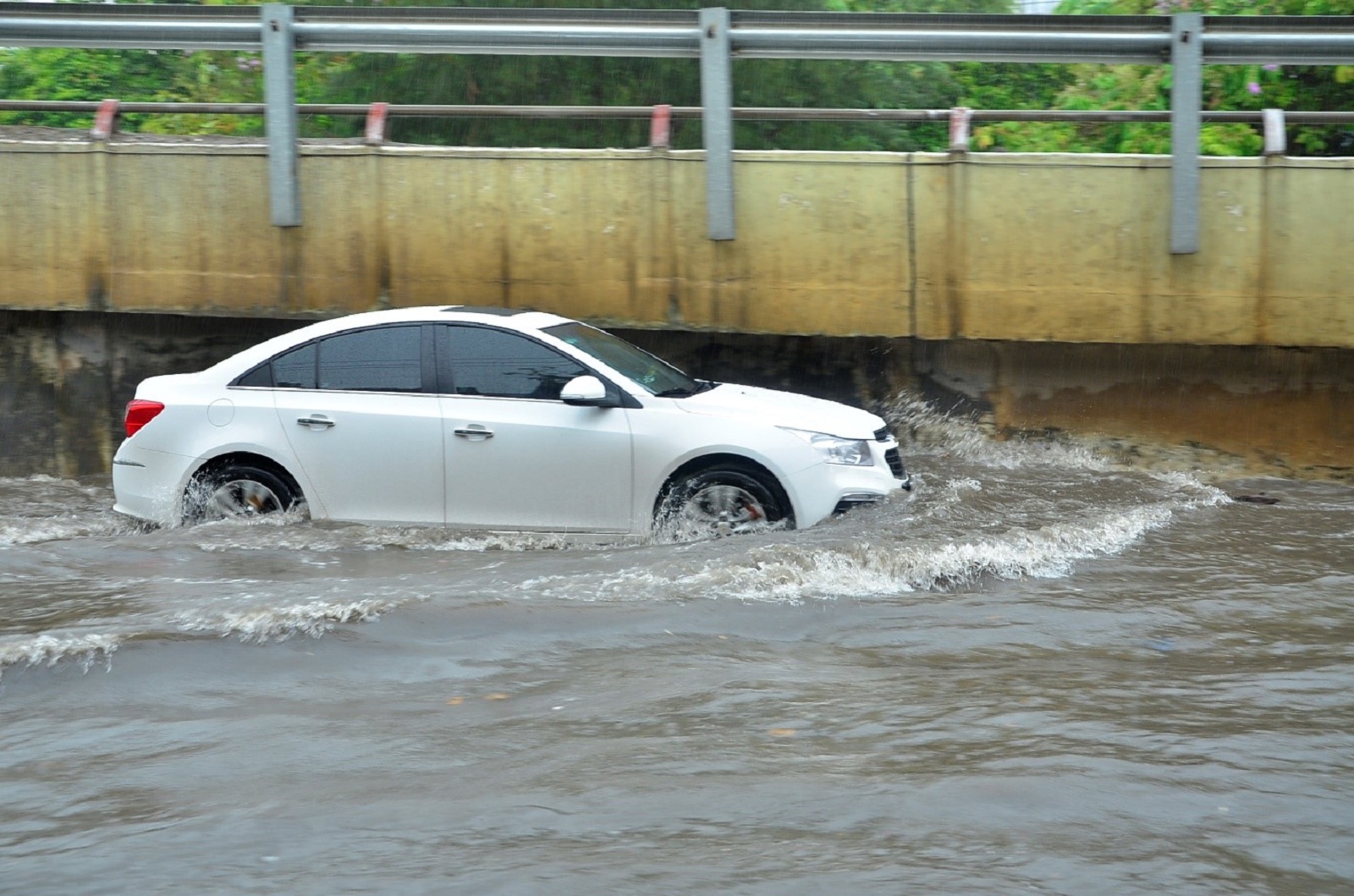 Dấu hiệu nhận biết xe ô tô bị ngập nước lâu - Ảnh 2.