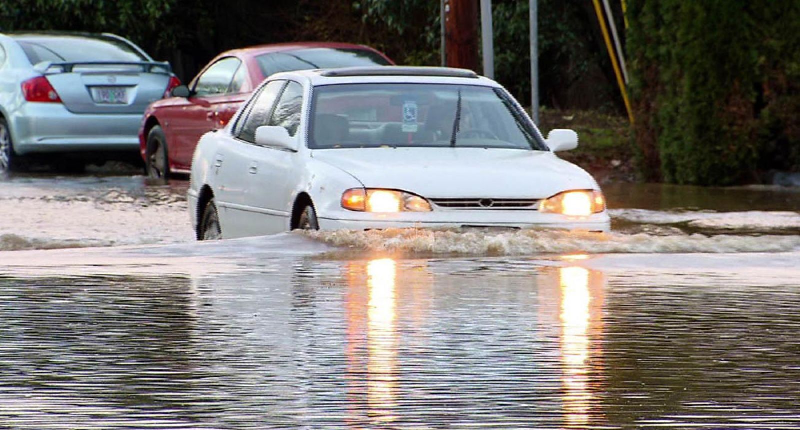 Dấu hiệu nhận biết xe ô tô bị ngập nước lâu - Ảnh 1.