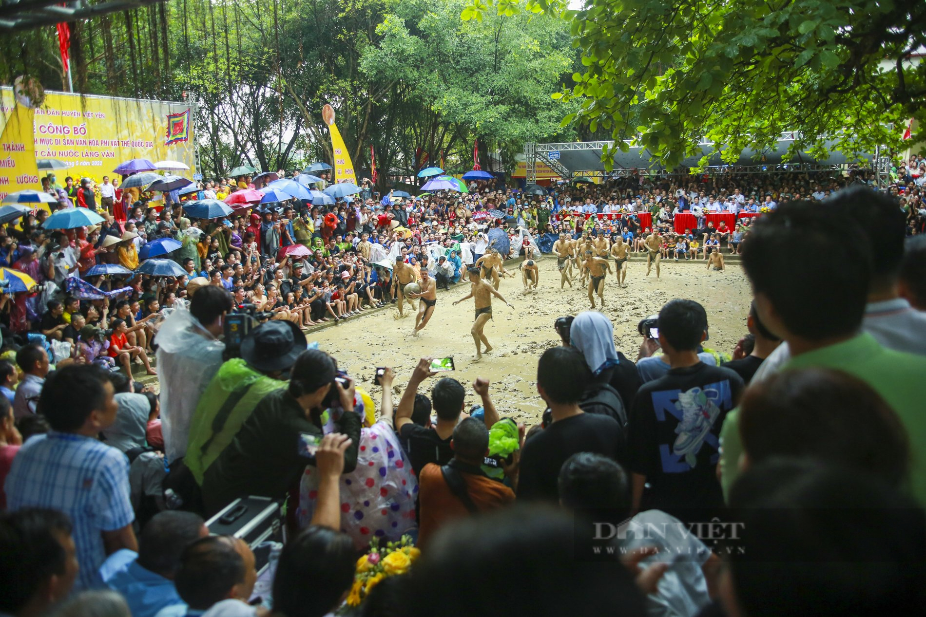 Độc đáo lễ hội vật cầu nước làng Vân &quot;độc nhất vô nhị&quot; ở Bắc Giang - Ảnh 2.