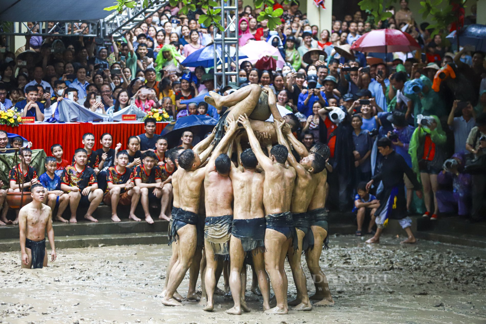 Độc đáo lễ hội vật cầu nước làng Vân &quot;độc nhất vô nhị&quot; ở Bắc Giang - Ảnh 8.