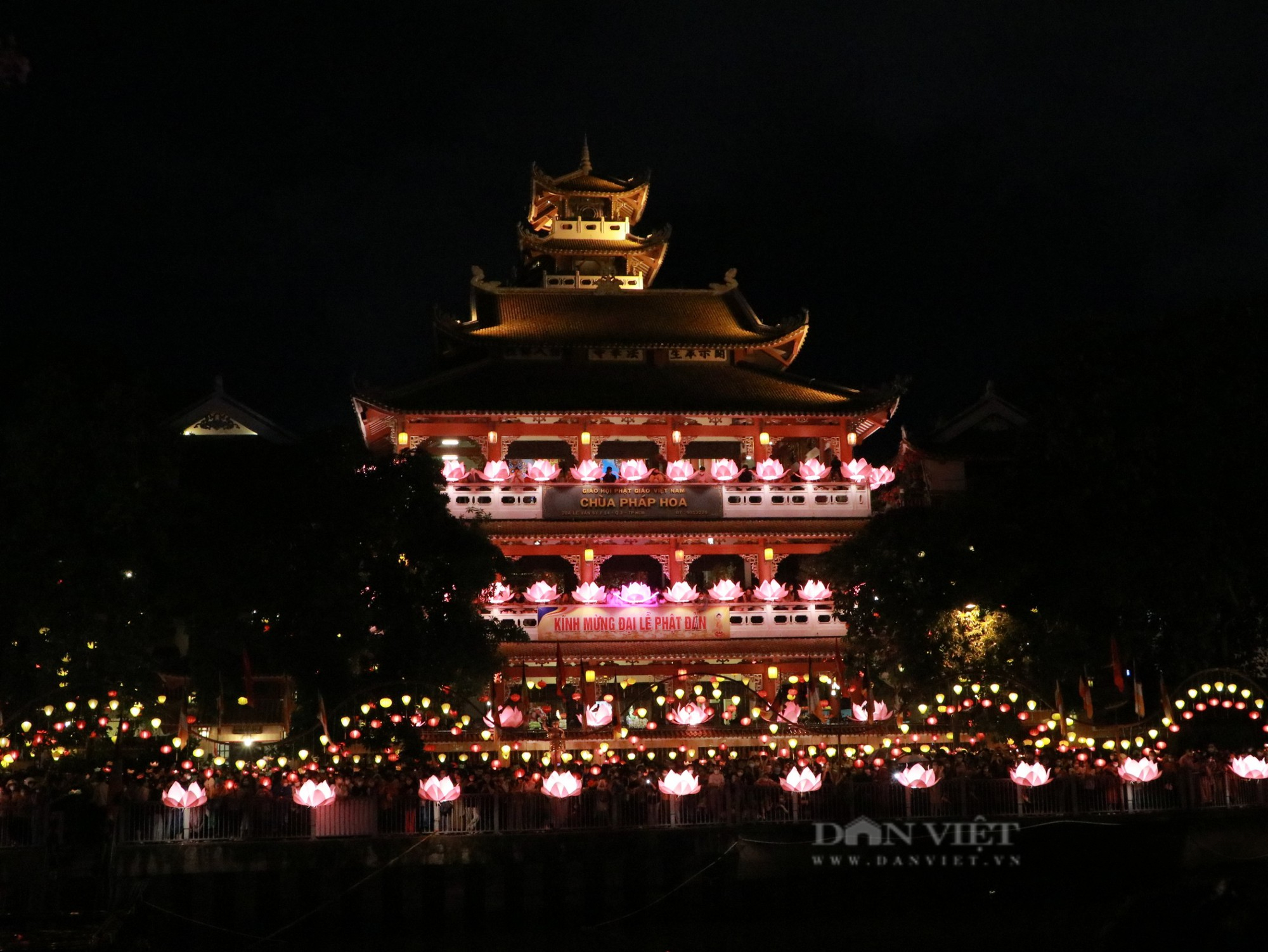 Đông đảo người dân đến chùa tham gia lễ thả hoa đăng cầu bình an cho gia đình trước thềm đại lễ Phật Đản  - Ảnh 1.