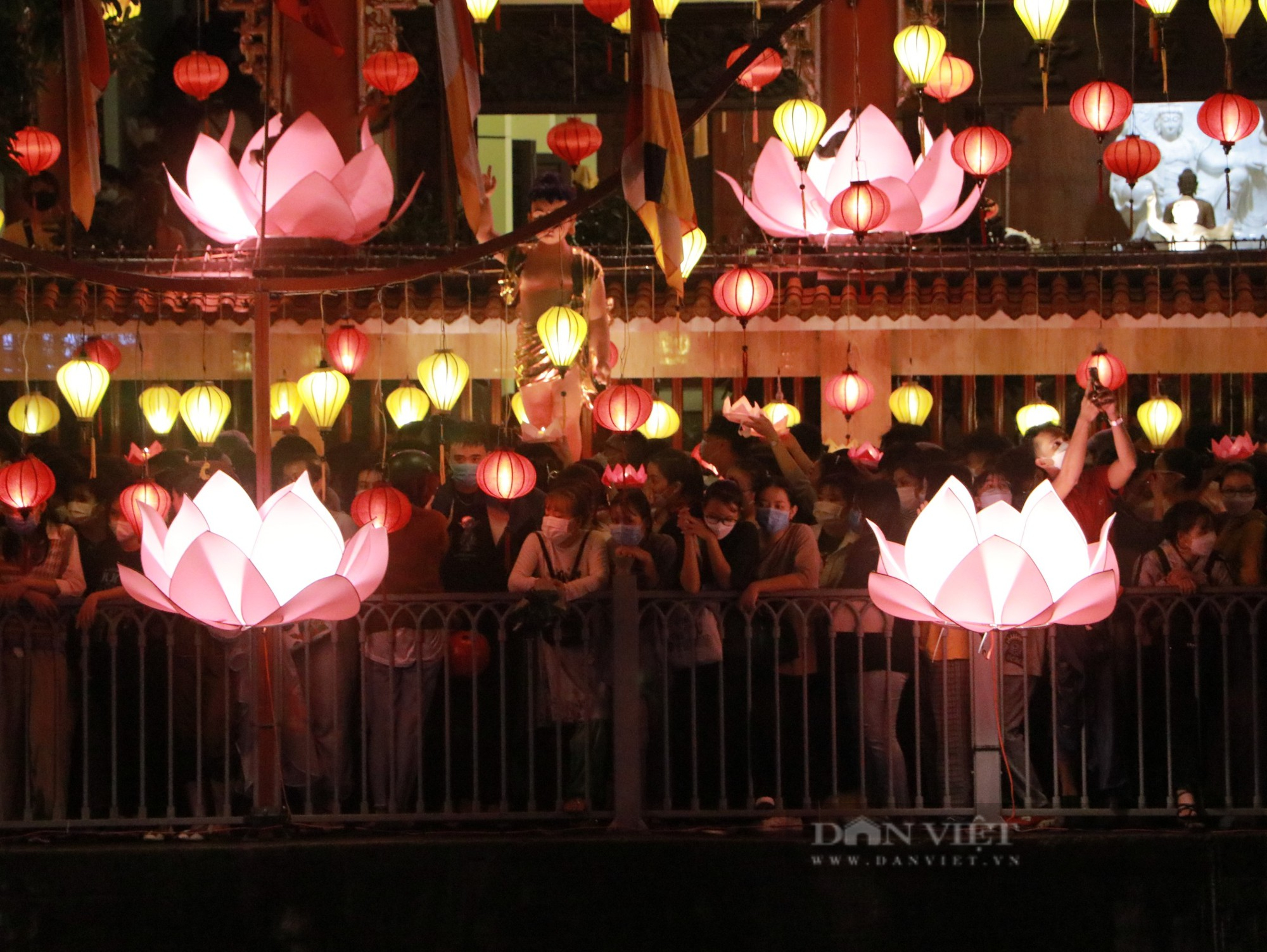 Đông đảo người dân đến chùa tham gia lễ thả hoa đăng cầu bình an cho gia đình trước thềm đại lễ Phật Đản  - Ảnh 8.