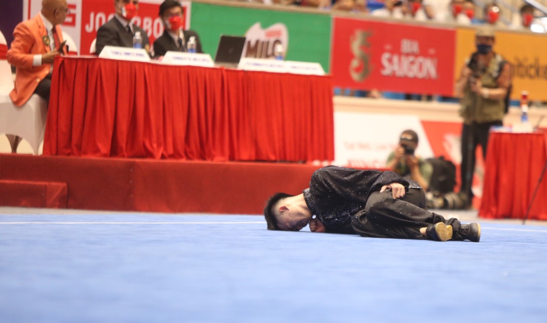 Võ sĩ Việt Nam gục ngất ngay trên sàn đấu, bỏ lỡ cơ hội tranh HCV trong gang tấc - Ảnh 3.