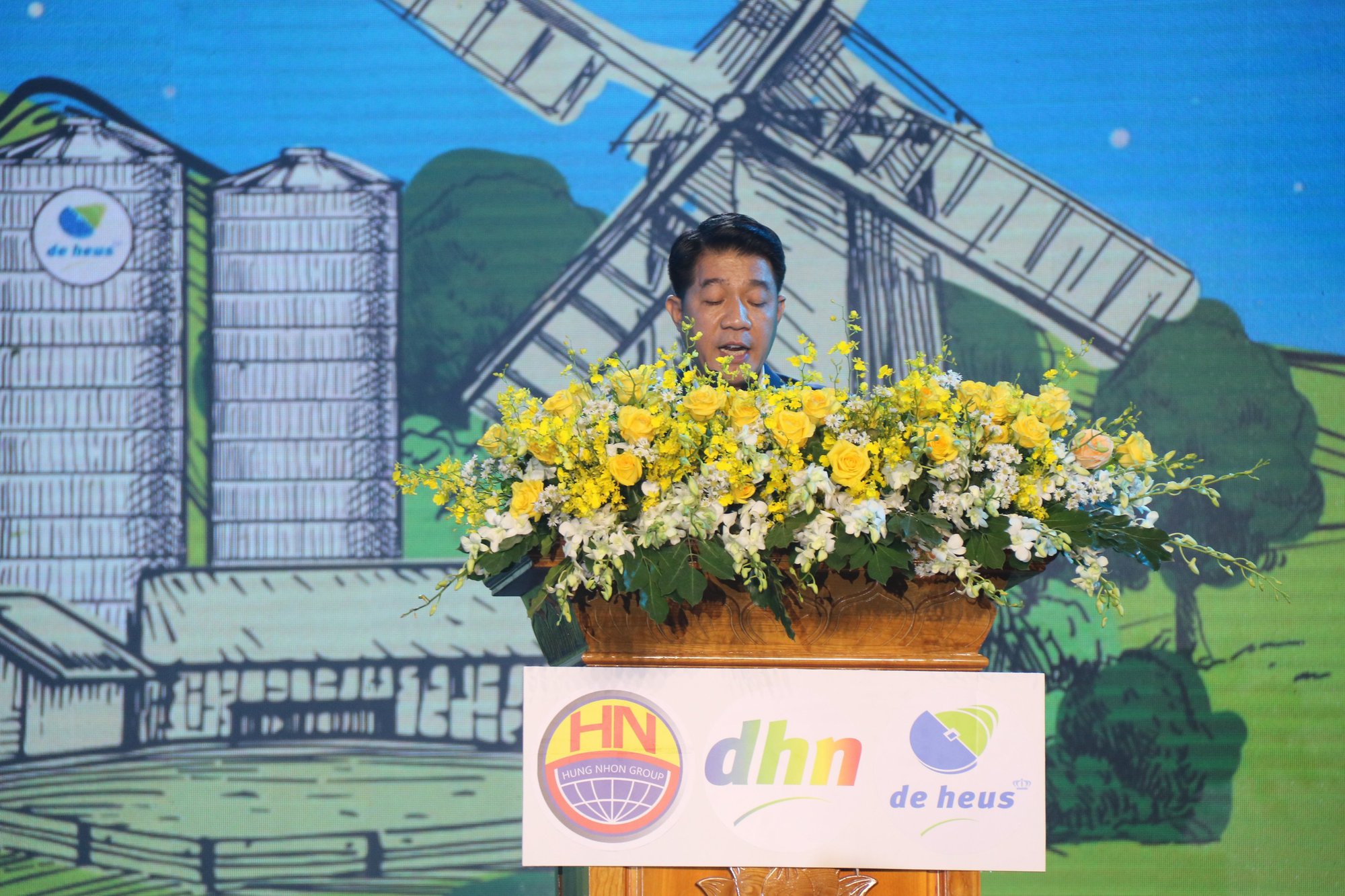 Ông Vũ Mạnh Hùng, Chủ tịch HĐQT, kiêm Tổng Giám đốc Tập đoàn Hùng Nhơn phát biểu tại buổi lễ.
