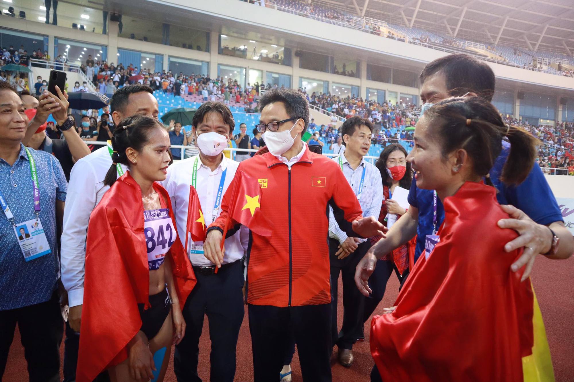 Phó thủ tướng Vũ Đức Đam &quot;tiếp lửa&quot; các VĐV điền kinh tại SEA Games 31 - Ảnh 1.